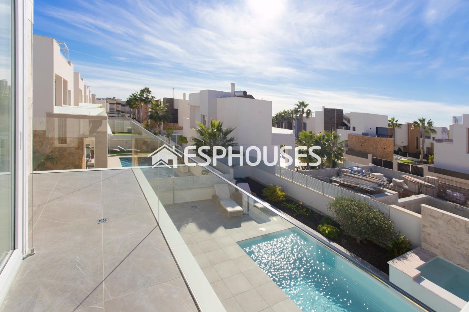 3 soverom Villa til salgs i Torrevieja med svømmebasseng garasje - € 600 000 (Ref: 5772605)