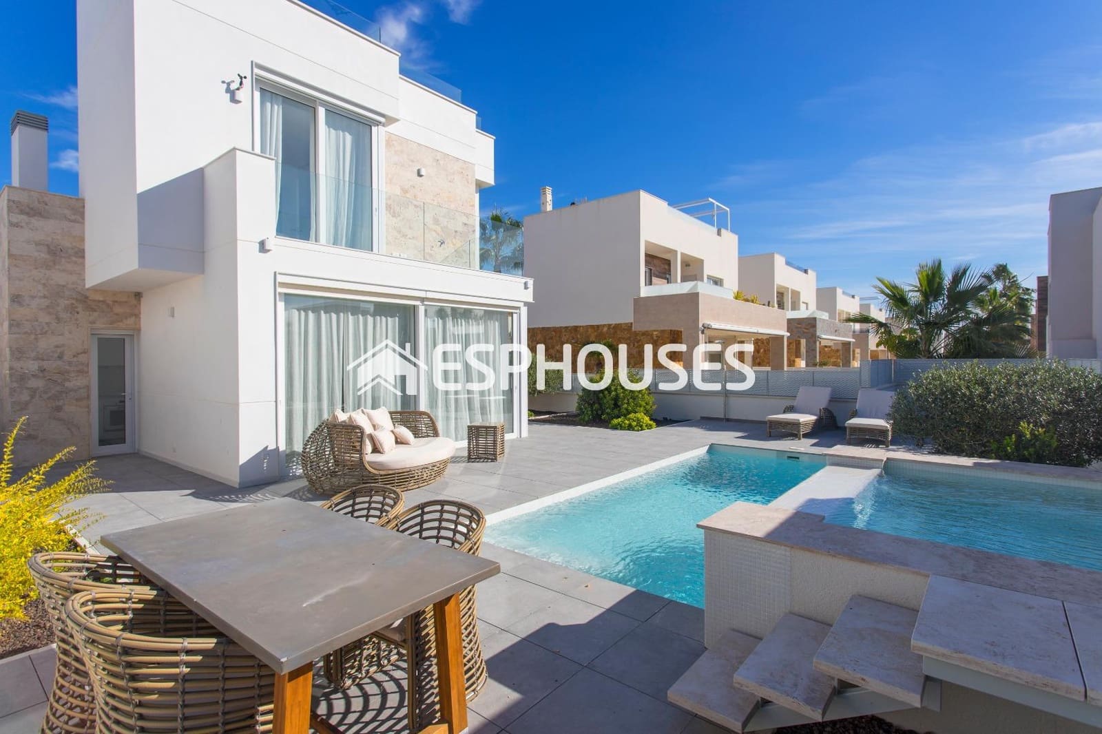 3 soverom Villa til salgs i Torrevieja med svømmebasseng garasje - € 600 000 (Ref: 5772605)