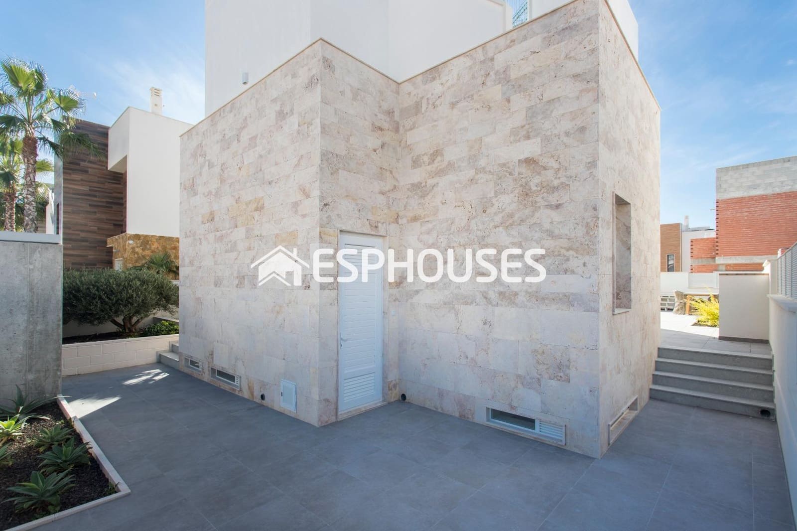 3 soverom Villa til salgs i Torrevieja med svømmebasseng garasje - € 600 000 (Ref: 5772605)