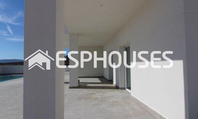 3 Zimmer Villa zu verkaufen in Pinoso mit Pool Garage - 335.000 € (Ref: 6746911)