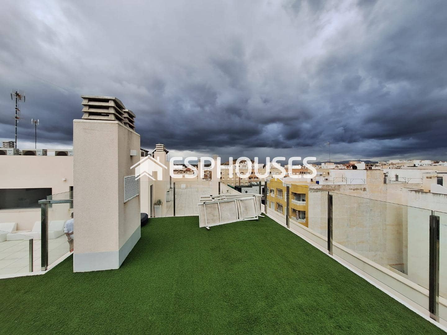 Apartamento de 2 habitaciones en Guardamar del Segura en venta con piscina garaje - 359.000 € (Ref: 8601927)