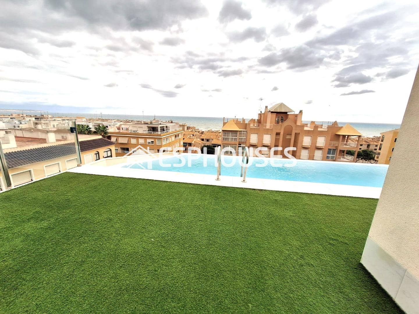 Apartamento de 2 habitaciones en Guardamar del Segura en venta con piscina garaje - 359.000 € (Ref: 8601927)