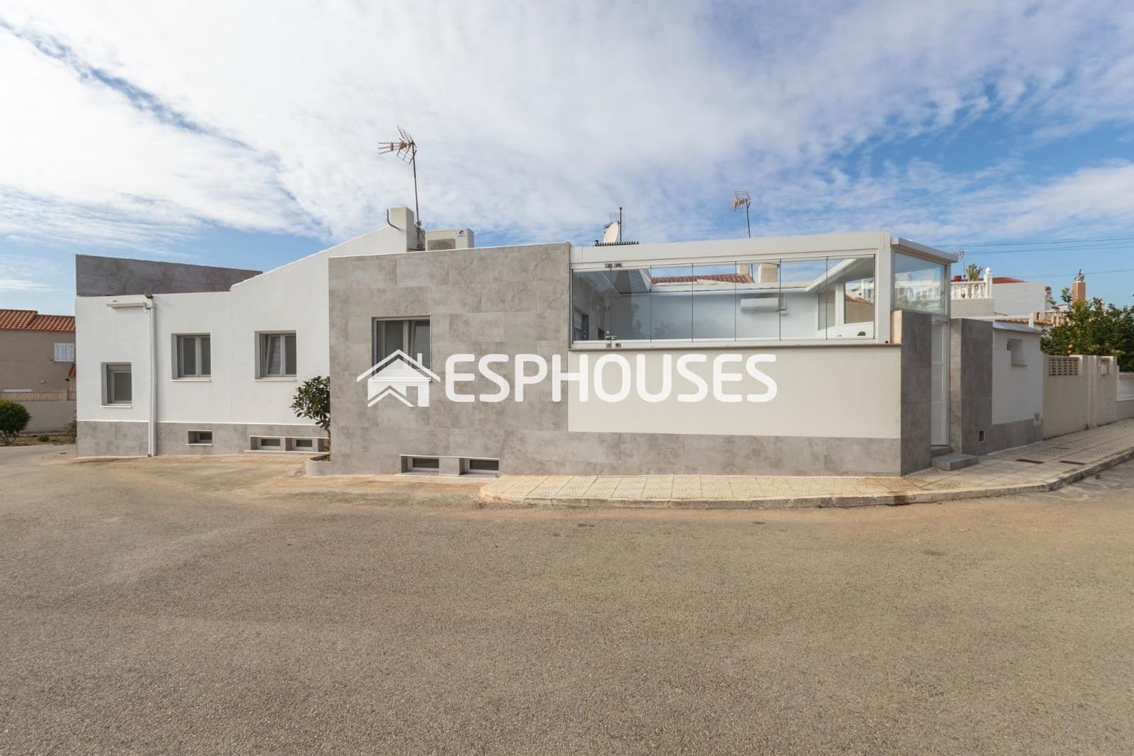 2 soveværelse Bungalow til salg i Guardamar del Segura med swimmingpool - € 215.000 (Ref: 8760115)