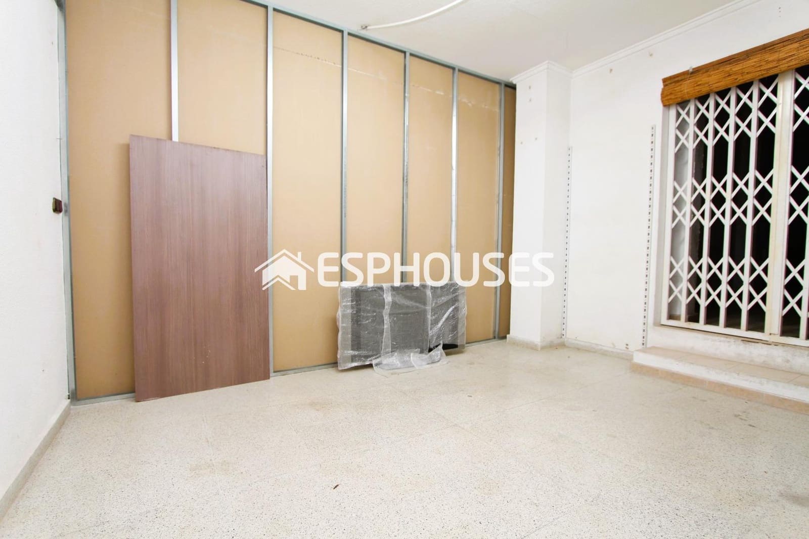 Kommersiell til salgs i Guardamar del Segura - € 115 000 (Ref: 9444056)