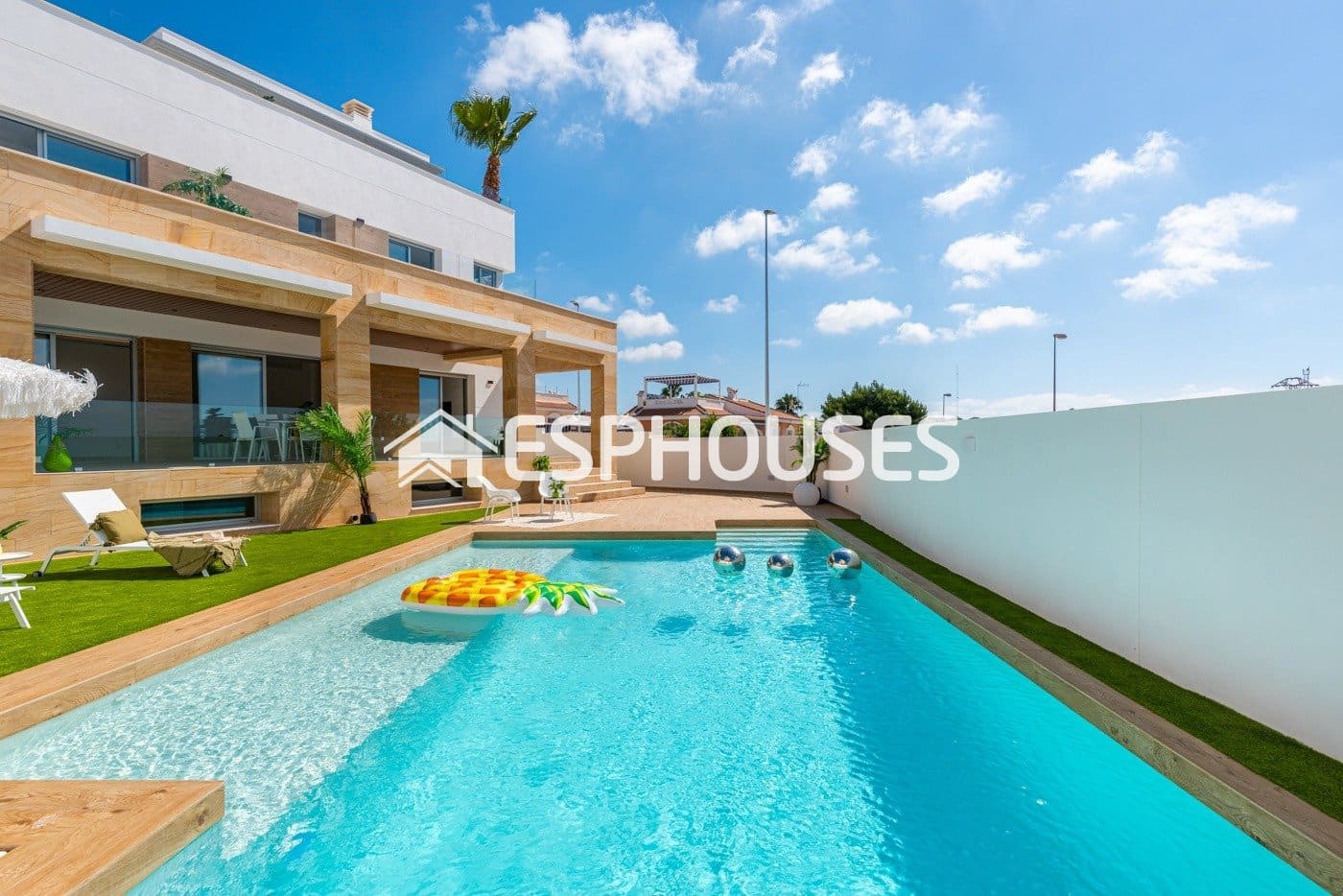 4 bedroom Villa for sale in Ciudad Quesada with pool - € 864,647 (Ref: 9444127)