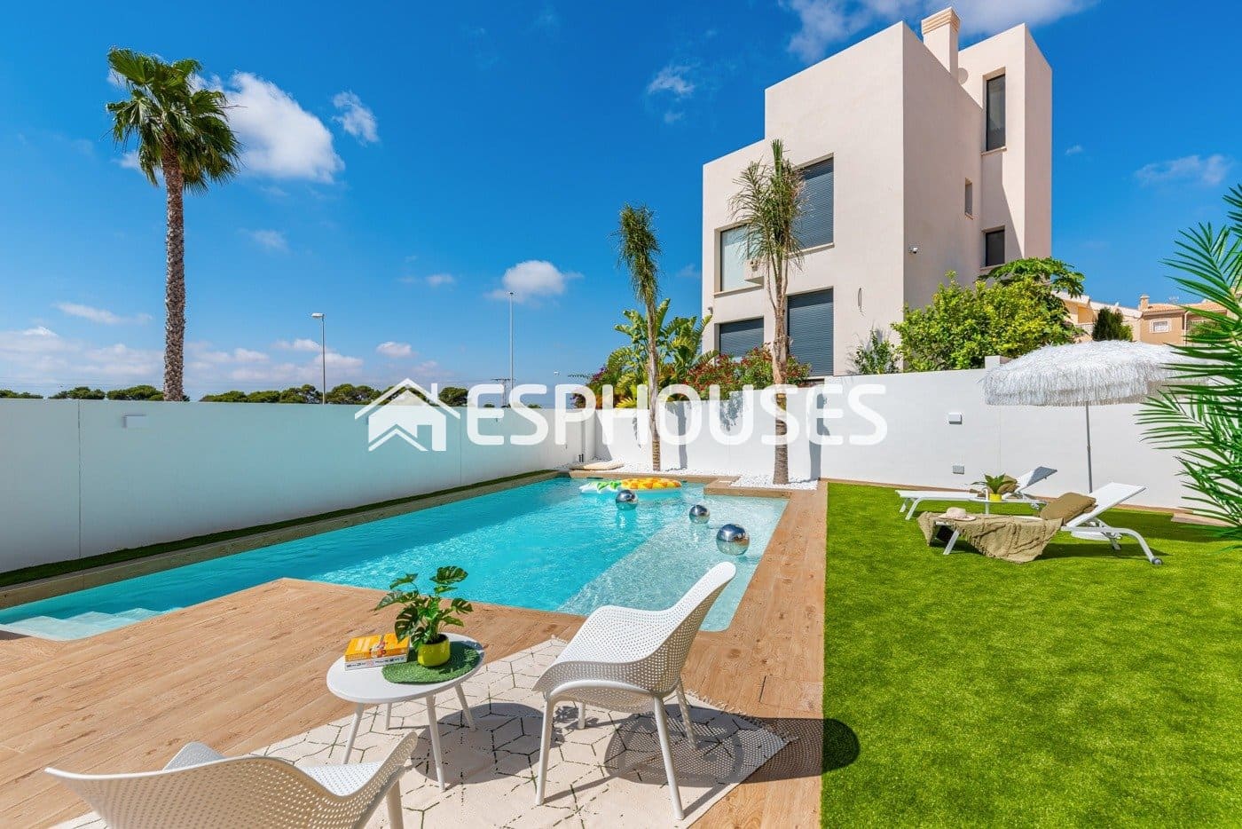 4 bedroom Villa for sale in Ciudad Quesada with pool - € 864,647 (Ref: 9444127)