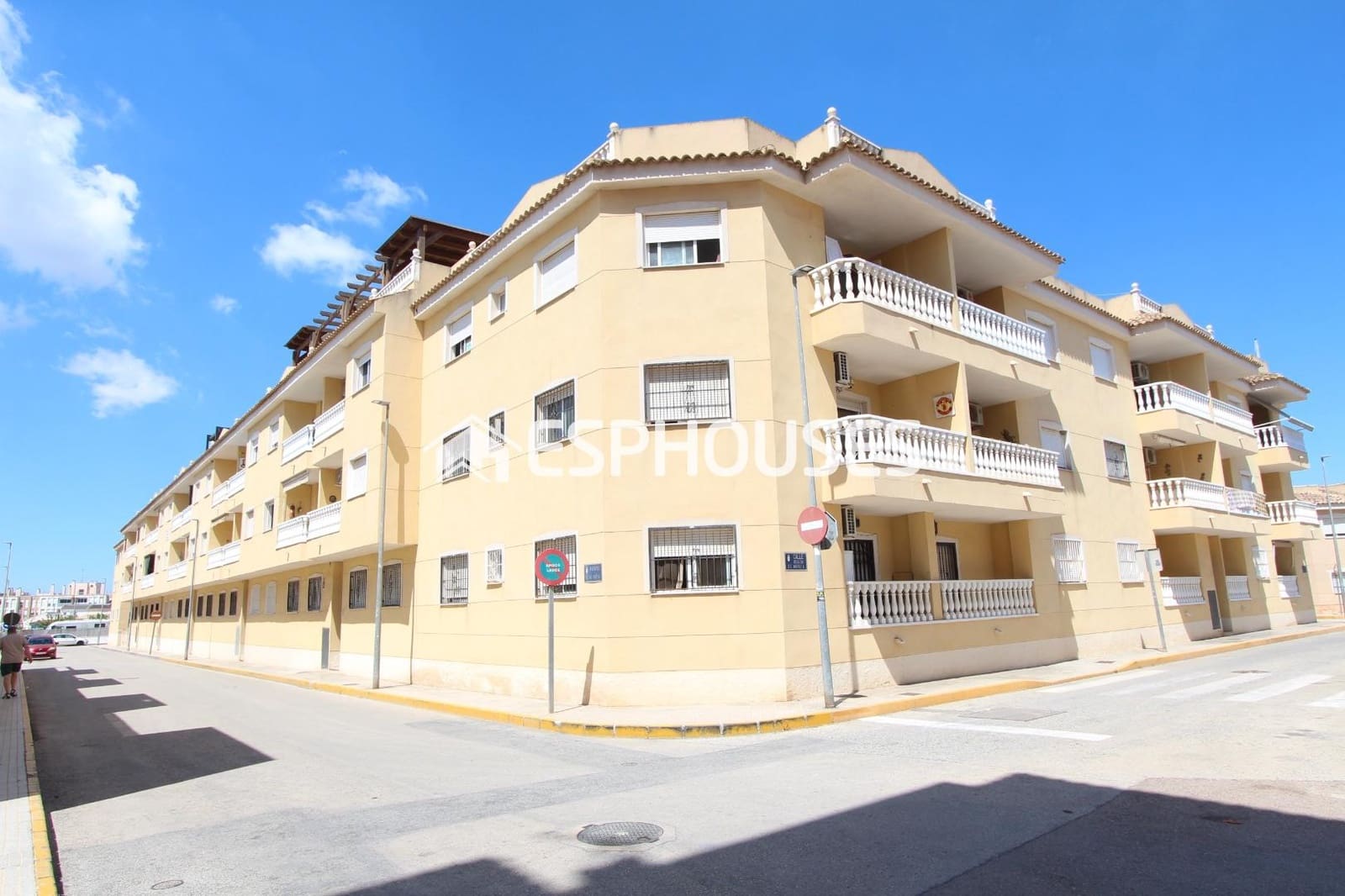 2 bedroom Apartment for sale in Formentera del Segura with pool - € 101,000 (Ref: 9444142)