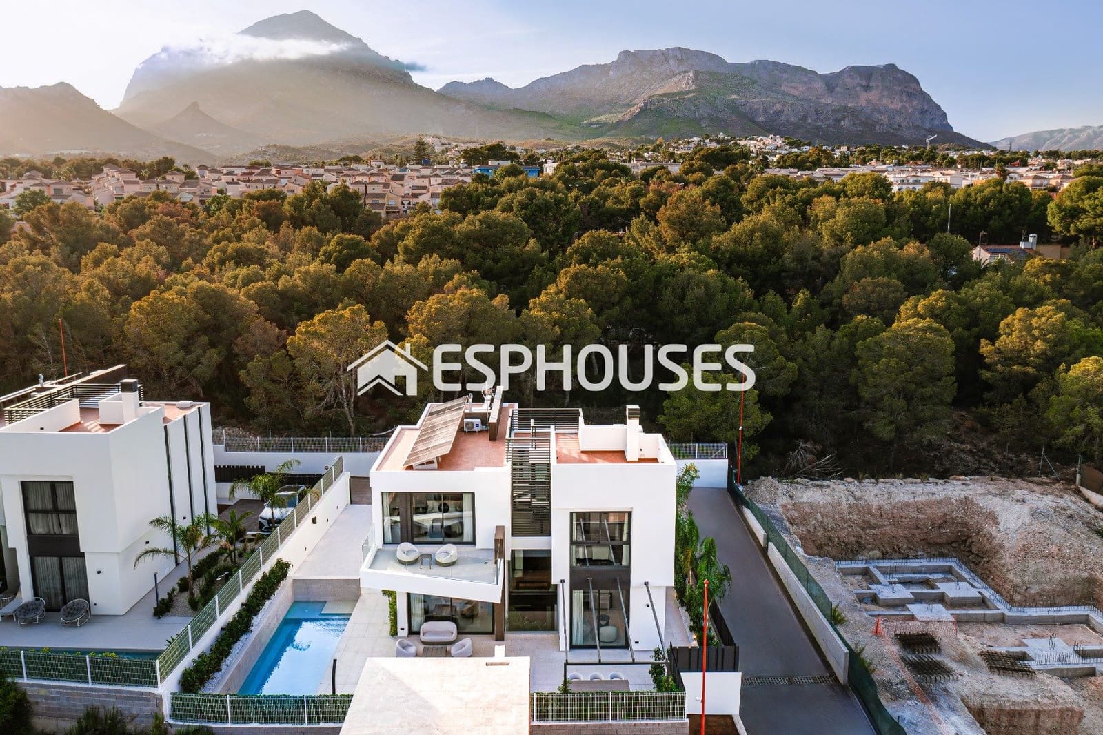 4 soveværelse Villa til salg i La Nucia med swimmingpool - € 1.095.000 (Ref: 9444254)