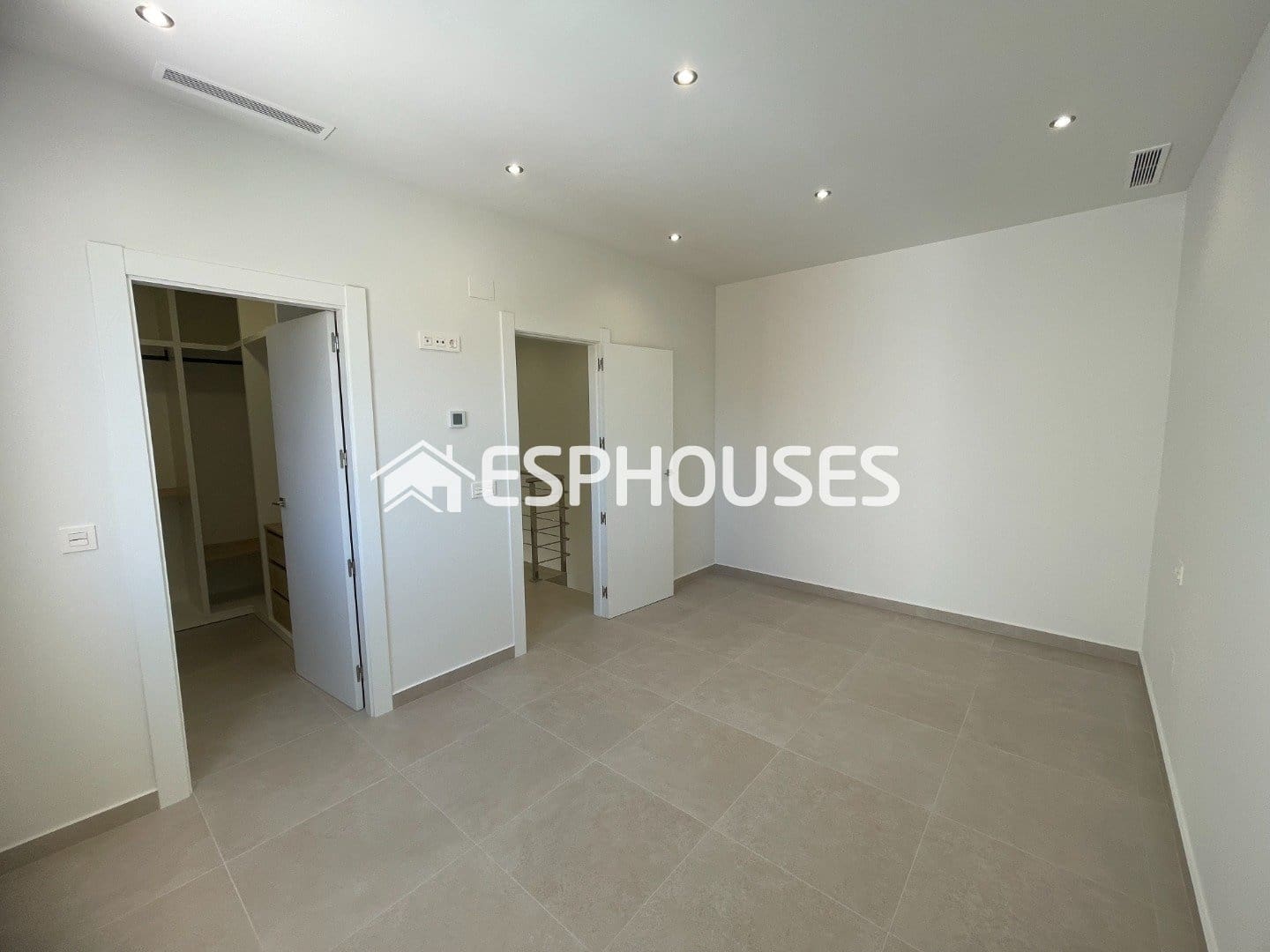 3 bedroom Villa for sale in Almoradi with pool - € 359,900 (Ref: 9444259)
