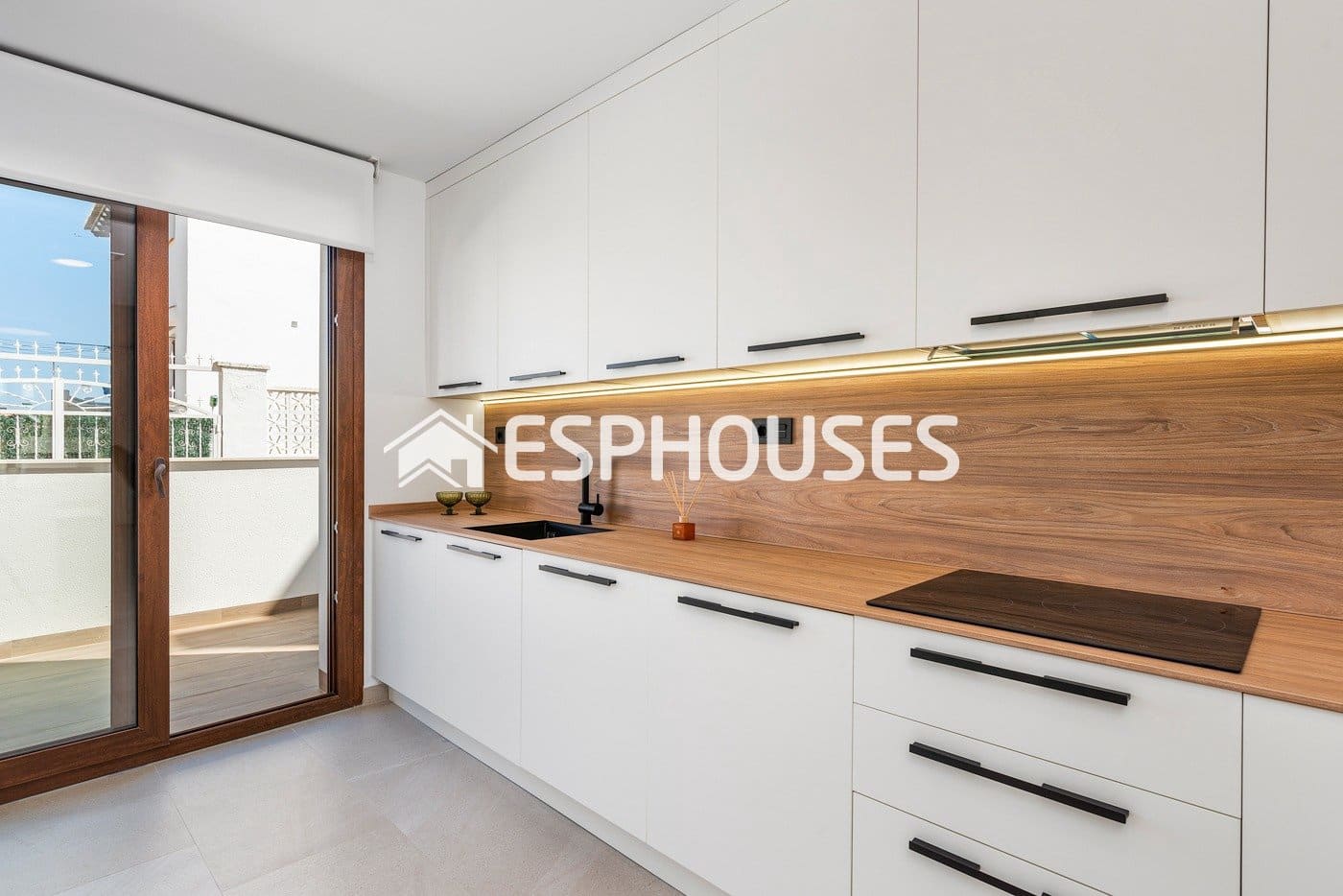Apartamento de 2 habitaciones en Torrevieja en venta con piscina - 290.000 € (Ref: 9445033)