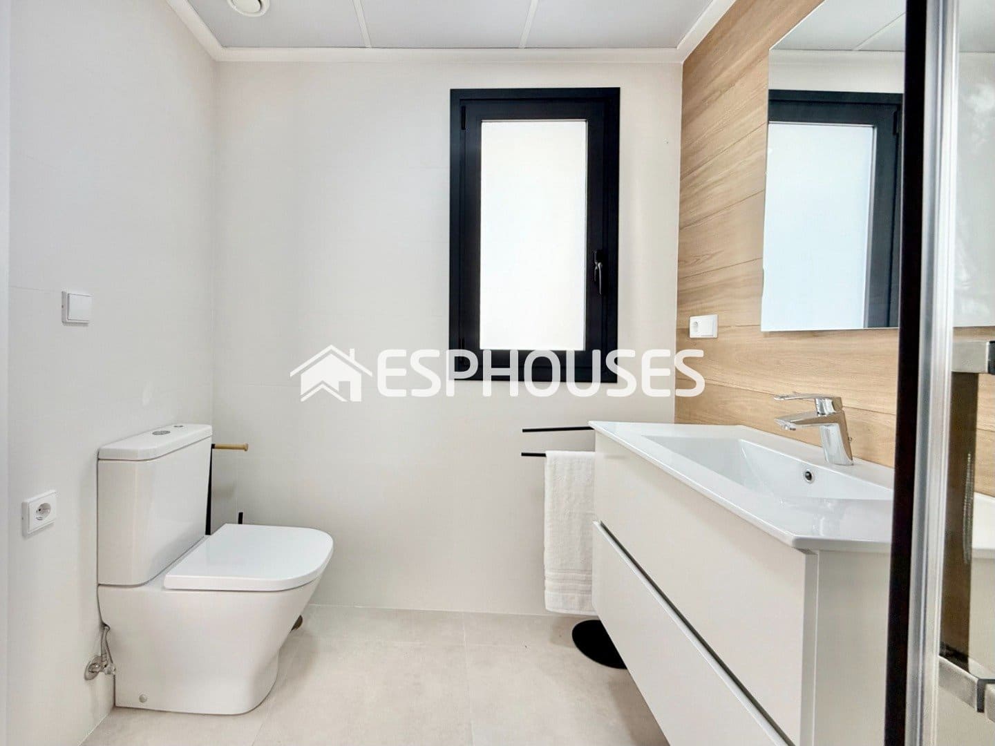 2 slaapkamer Halfvrijstaande villa te koop in Cox met zwembad - € 230.000 (Ref: 9445048)