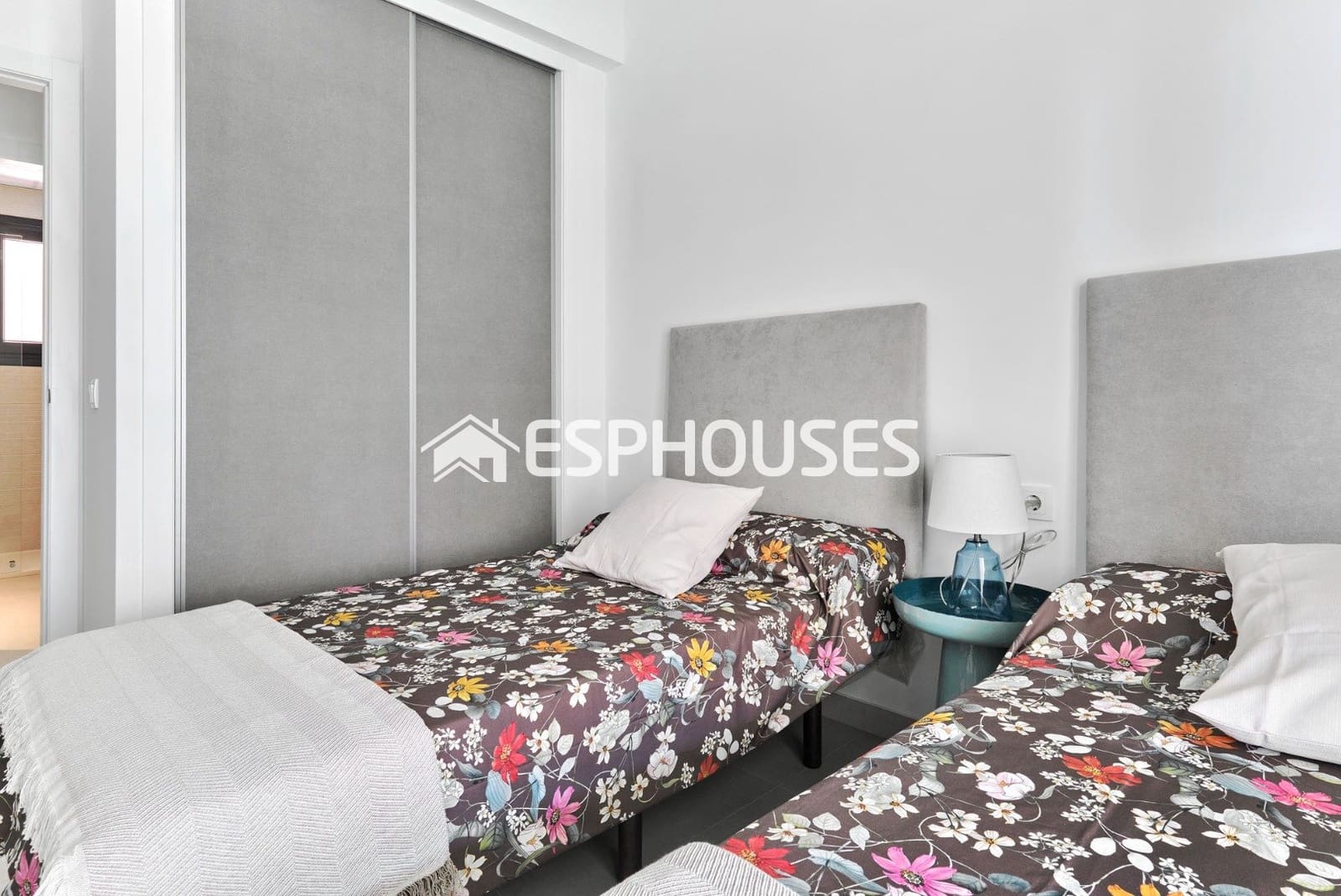 2 bedroom Apartment for sale in La Veleta with pool garage - € 380,000 (Ref: 9445057)