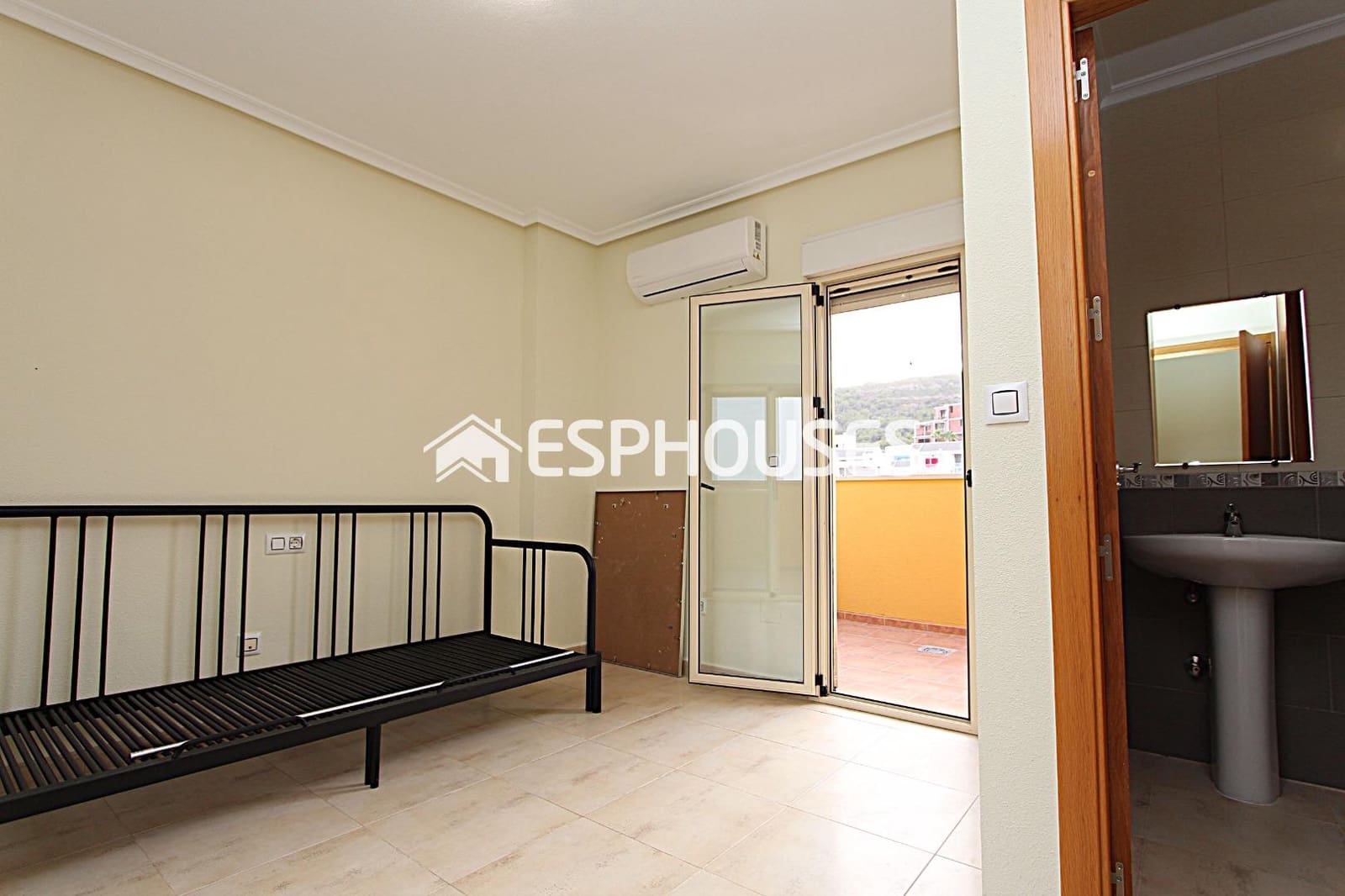 3 sypialnia Bungalow na sprzedaż w Guardamar del Segura z basenem garażem - 281 000 € (Ref: 9445062)