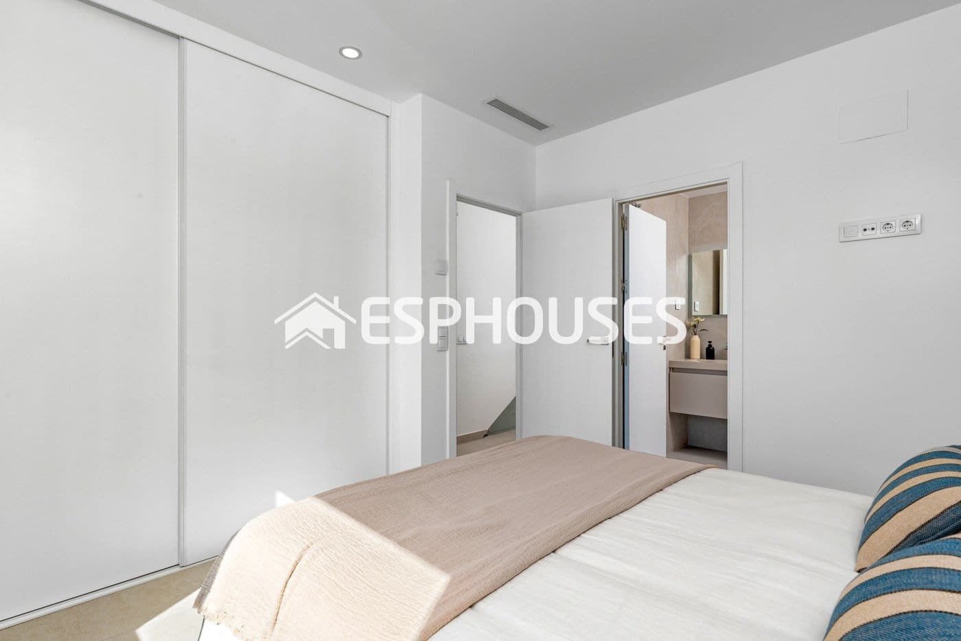 Chalet de 3 habitaciones en Pilar de la Horadada en venta con piscina garaje - 539.900 € (Ref: 9445081)