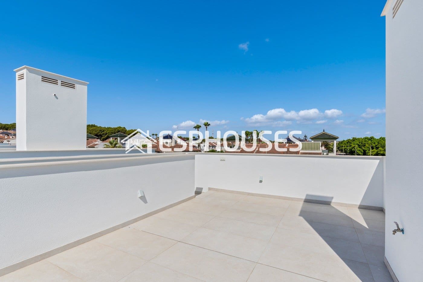 Chalet de 3 habitaciones en Pilar de la Horadada en venta con piscina garaje - 539.900 € (Ref: 9445081)