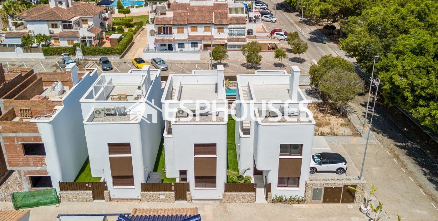 Chalet de 3 habitaciones en Pilar de la Horadada en venta con piscina garaje - 539.900 € (Ref: 9445081)
