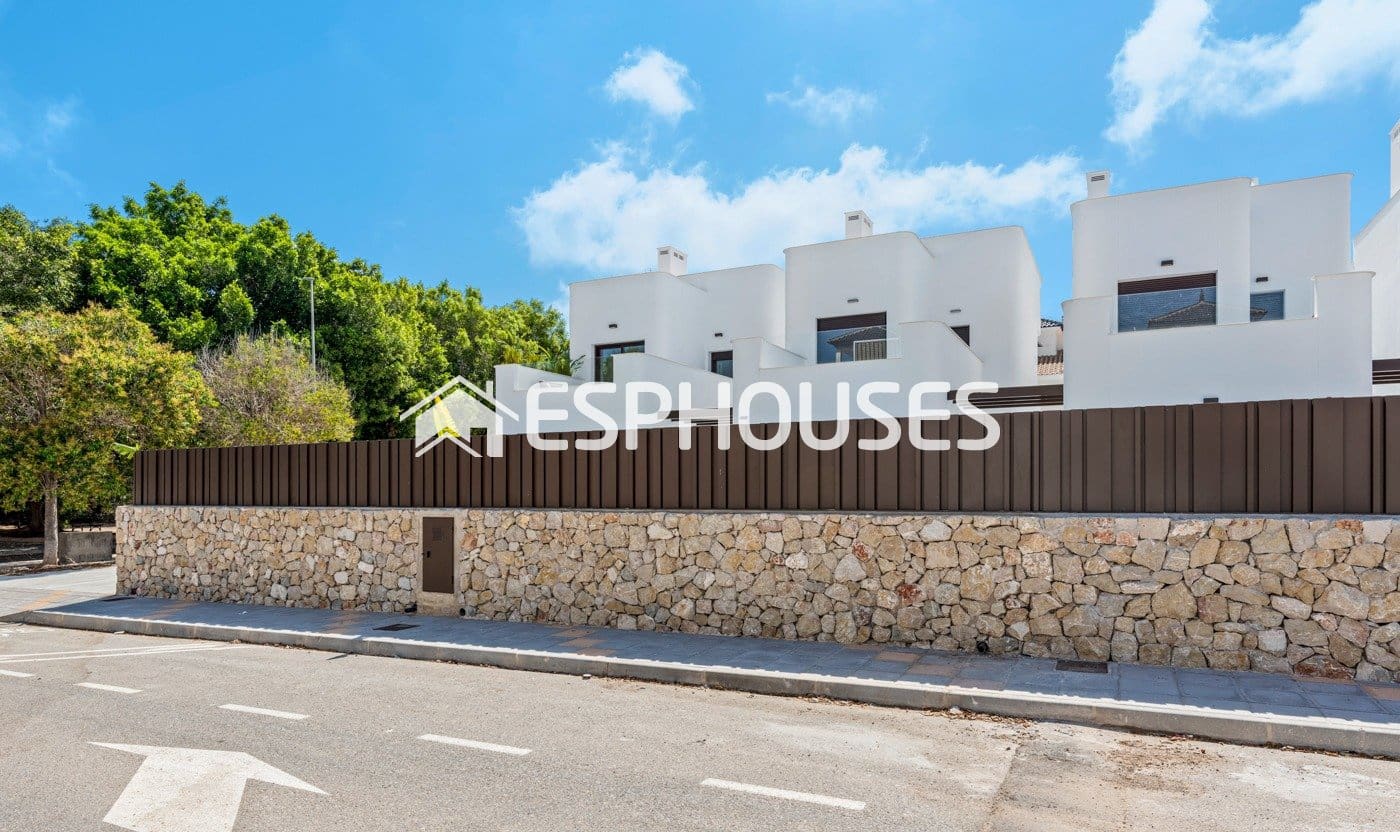 Chalet de 3 habitaciones en Pilar de la Horadada en venta con piscina garaje - 539.900 € (Ref: 9445081)