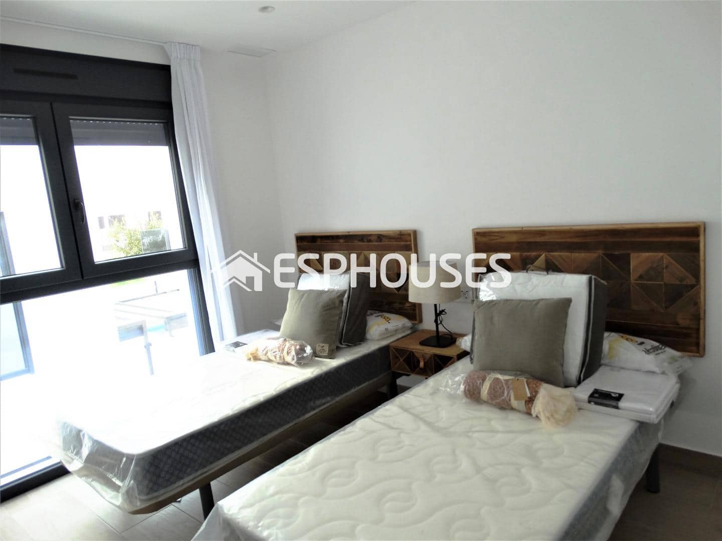 Bungalow de 3 habitaciones en Pilar de la Horadada en venta con piscina garaje - 425.000 € (Ref: 9445085)