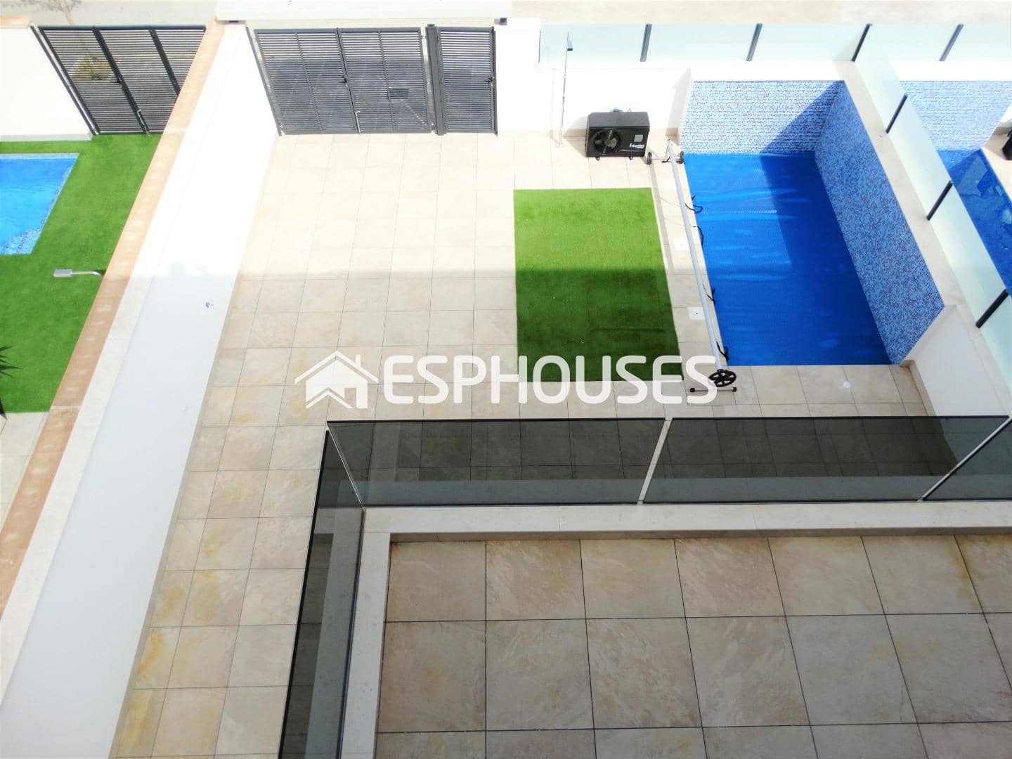 Bungalow de 3 habitaciones en Pilar de la Horadada en venta con piscina garaje - 425.000 € (Ref: 9445085)