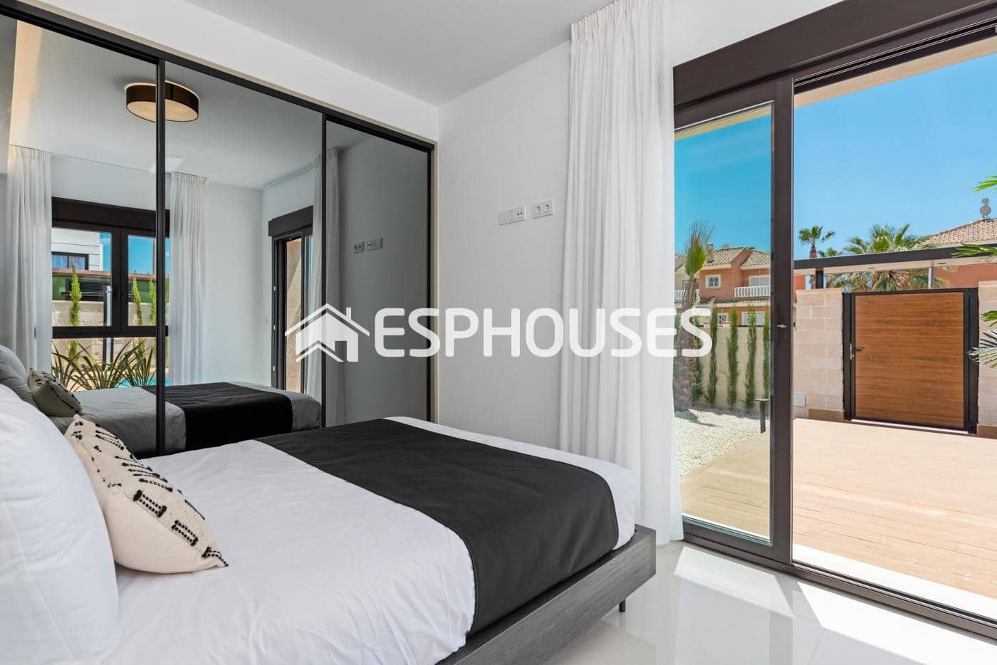 Chalet de 3 habitaciones en Rojales en venta con piscina garaje - 884.450 € (Ref: 9445089)