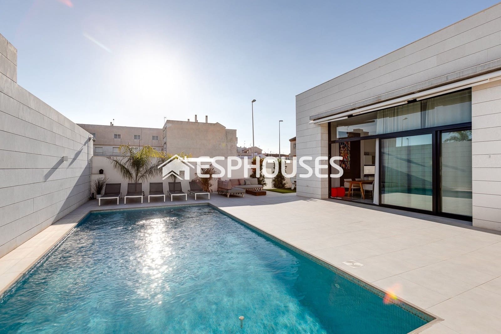 Chalet de 3 habitaciones en Pilar de la Horadada en venta con piscina - 410.000 € (Ref: 9445126)