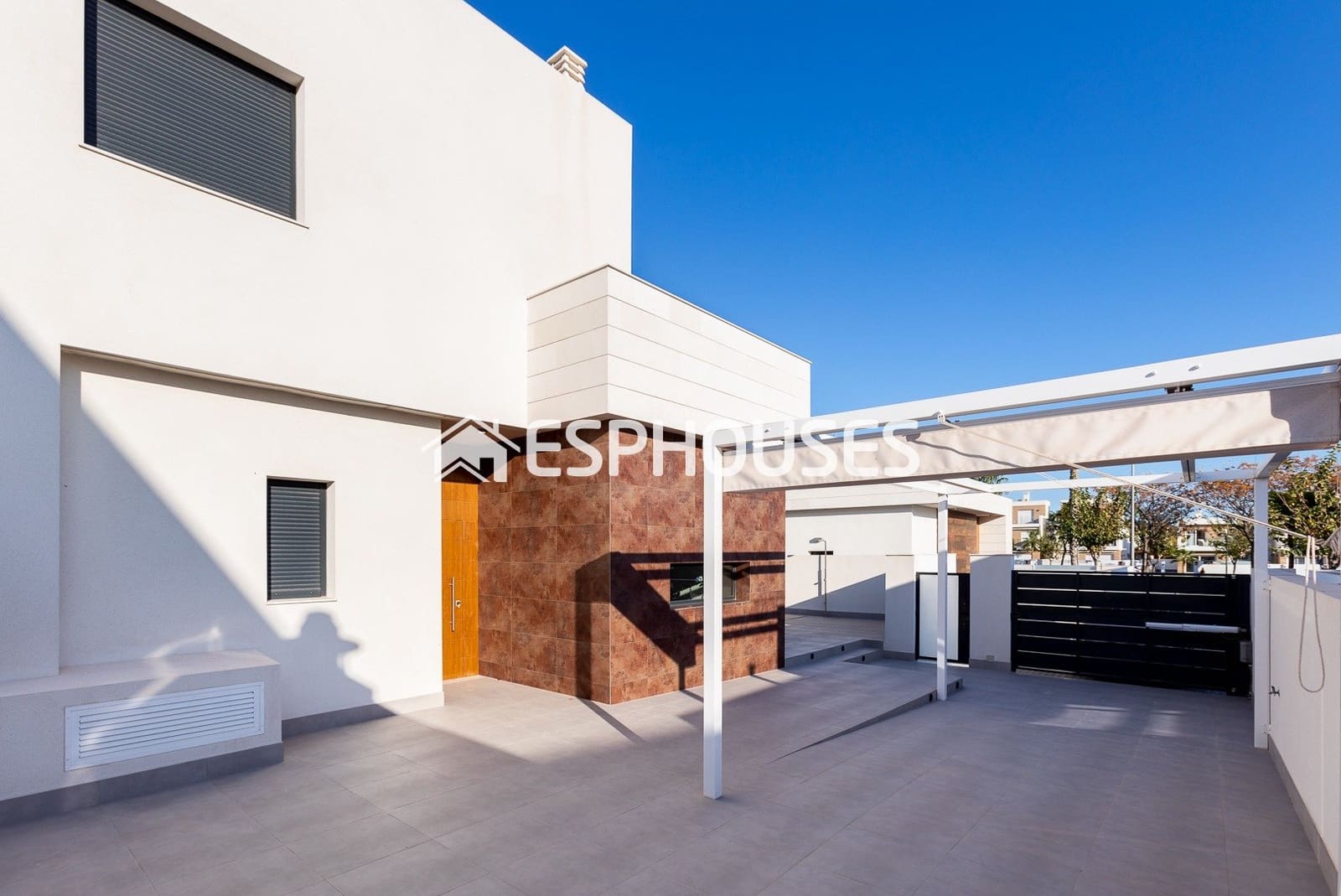 Chalet de 3 habitaciones en Pilar de la Horadada en venta con piscina - 410.000 € (Ref: 9445126)