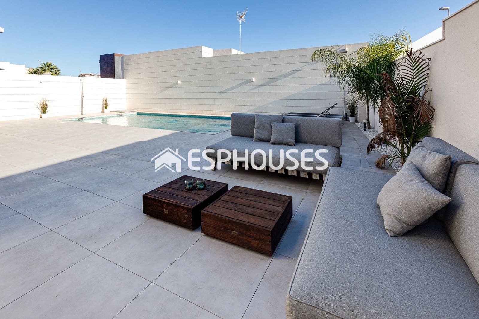 Chalet de 3 habitaciones en Pilar de la Horadada en venta con piscina - 410.000 € (Ref: 9445126)