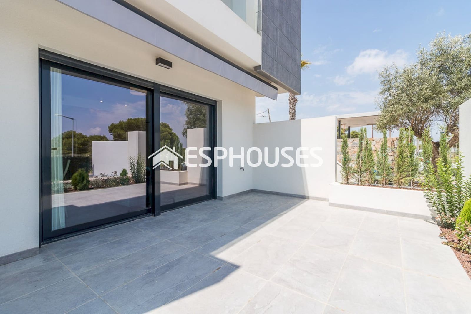 Apartamento de 3 habitaciones en Torrevieja en venta con piscina garaje - 310.000 € (Ref: 9445139)