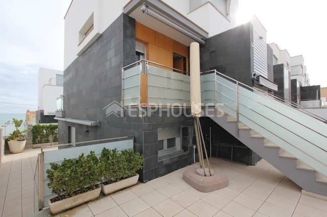 6 makuuhuone Bungalow myytävänä paikassa Guardamar Playa, Guardamar del Segura mukana uima-altaan 
autotalli - 650 000 € (Ref: 9445140)