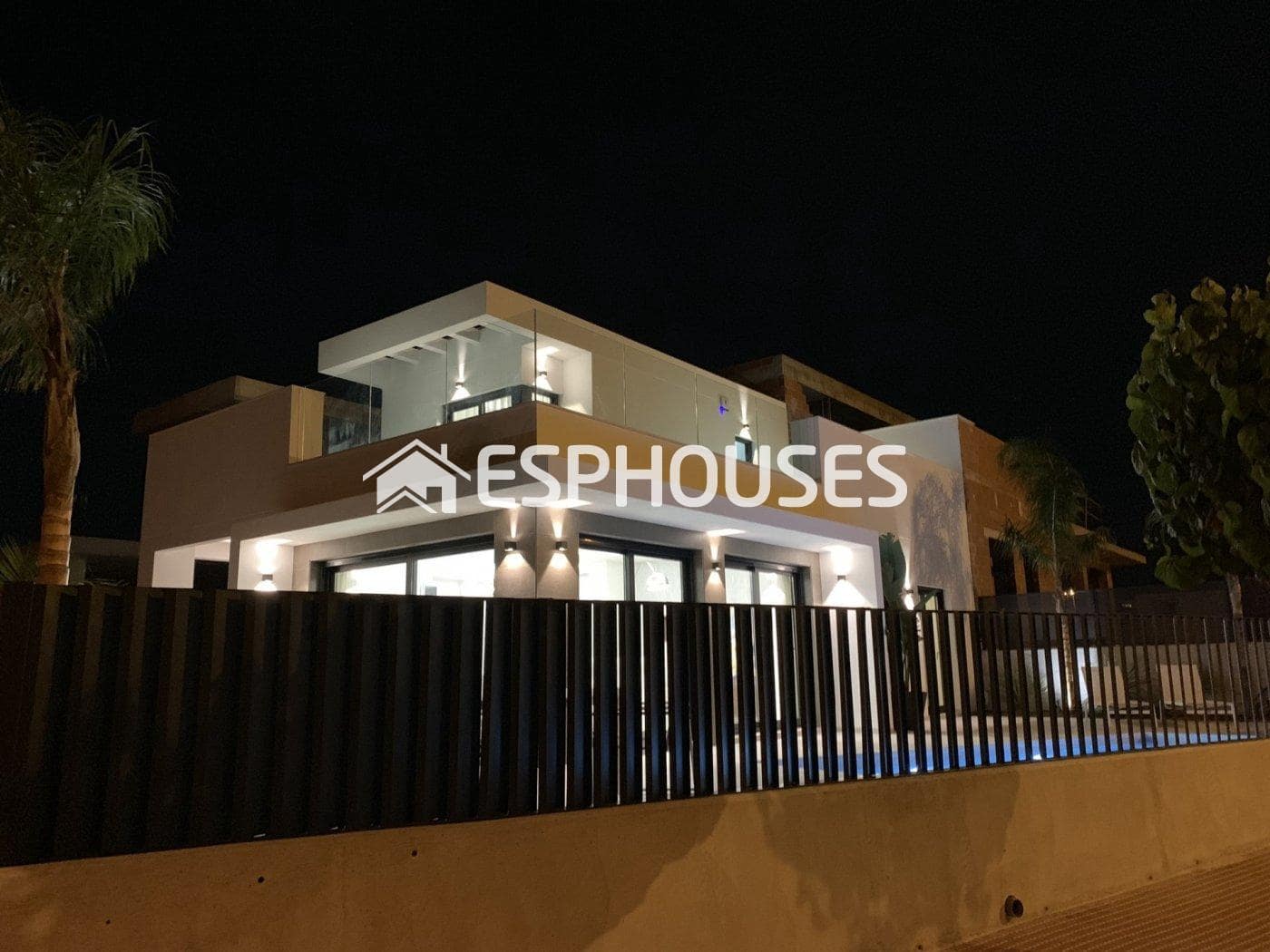 Chalet de 3 habitaciones en Daya Nueva en venta con garaje - 355.000 € (Ref: 9445245)