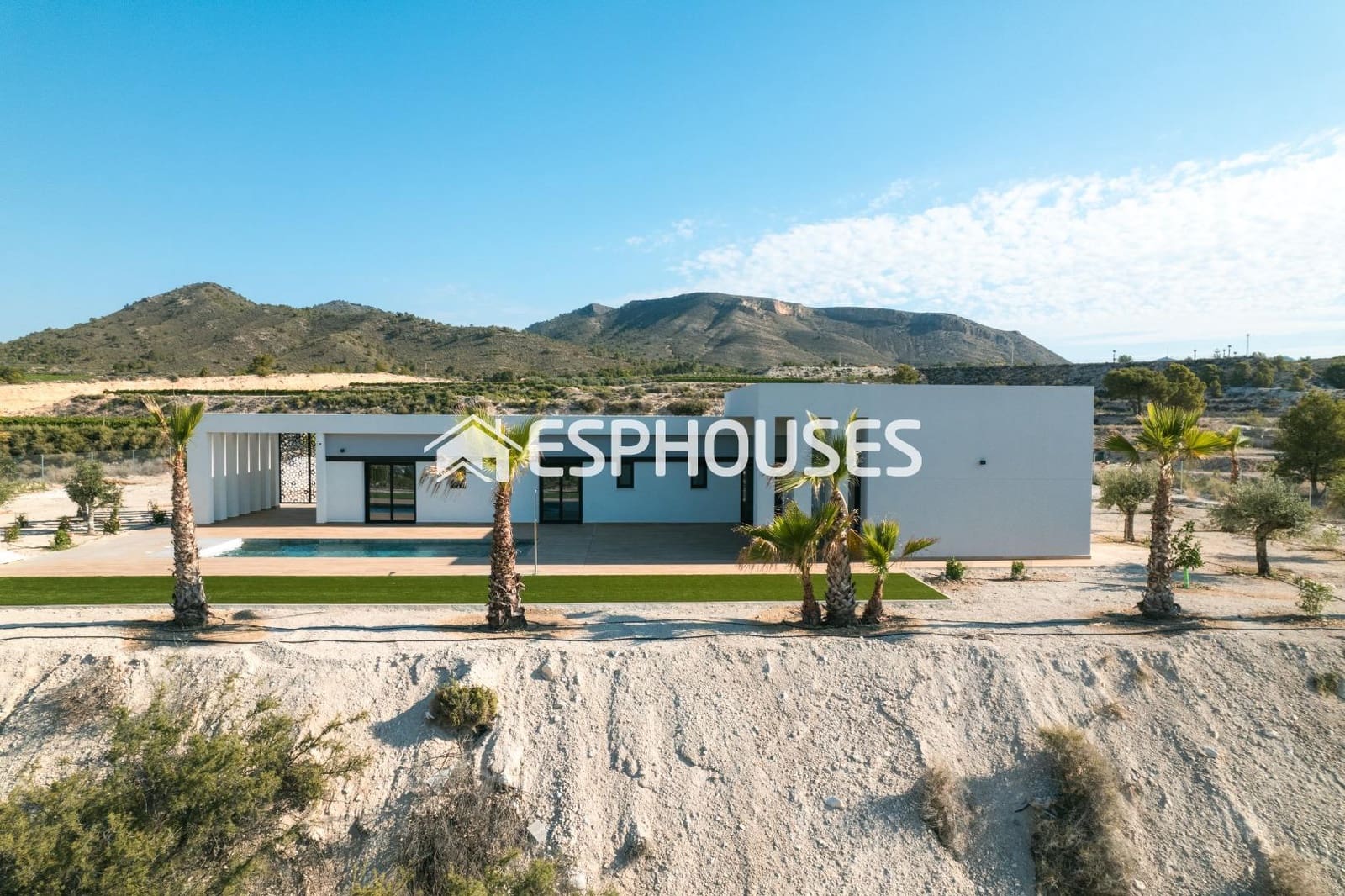 3 bedroom Villa for sale in Pinoso with pool garage - € 450,000 (Ref: 9445265)