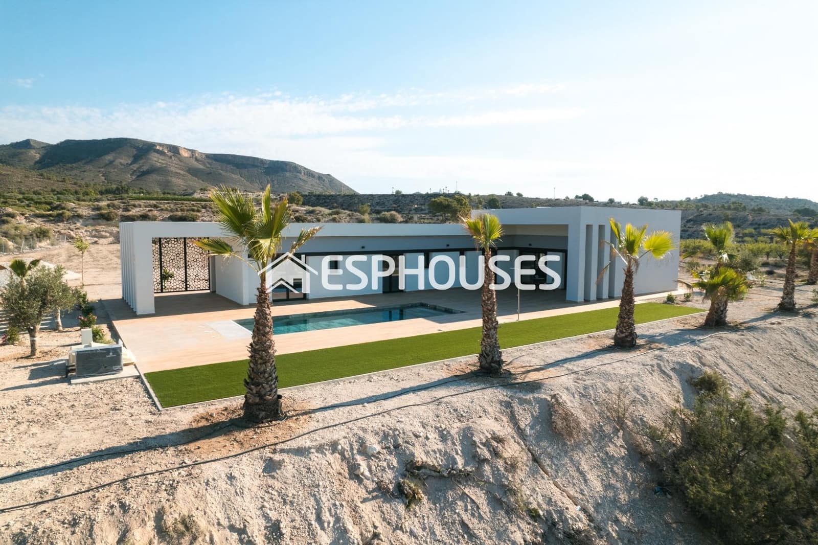 3 bedroom Villa for sale in Pinoso with pool garage - € 450,000 (Ref: 9445265)