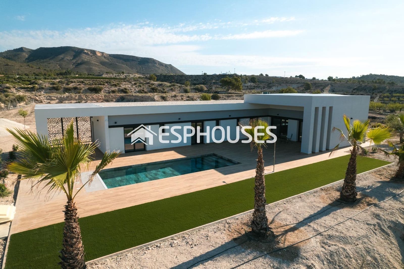 3 bedroom Villa for sale in Pinoso with pool garage - € 450,000 (Ref: 9445265)