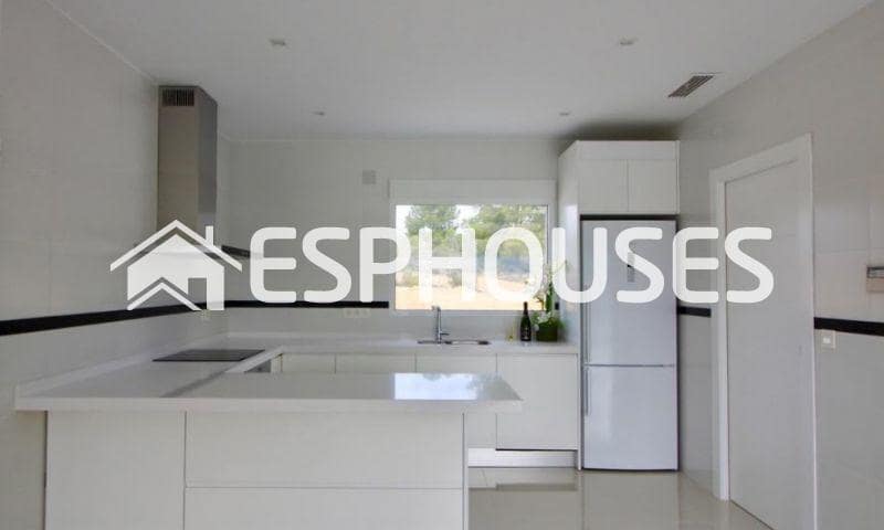 3 Zimmer Villa zu verkaufen in Pinoso mit Pool Garage - 335.000 € (Ref: 9445269)