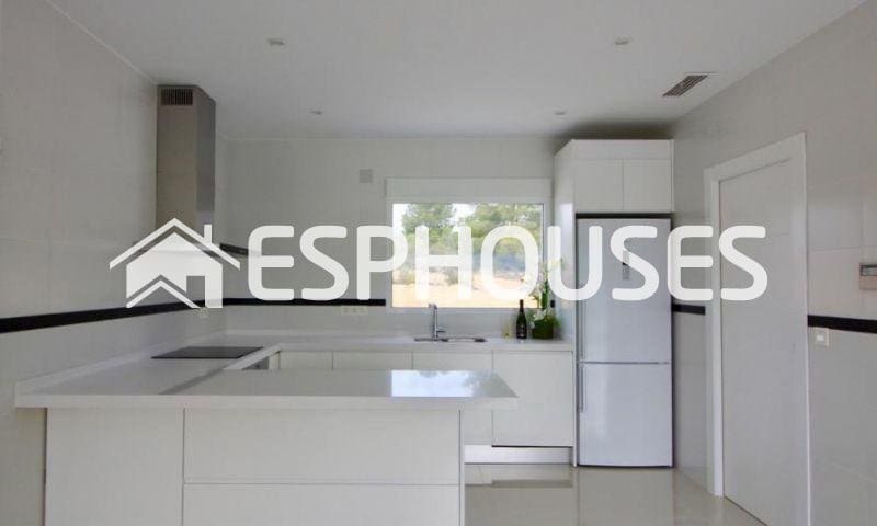 3 bedroom Villa for sale in Pinoso with pool - € 350,000 (Ref: 9445269)