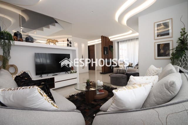 3 slaapkamer Villa te koop in El Chaparral, Torrevieja met zwembad - € 509.000 (Ref: 9445307)