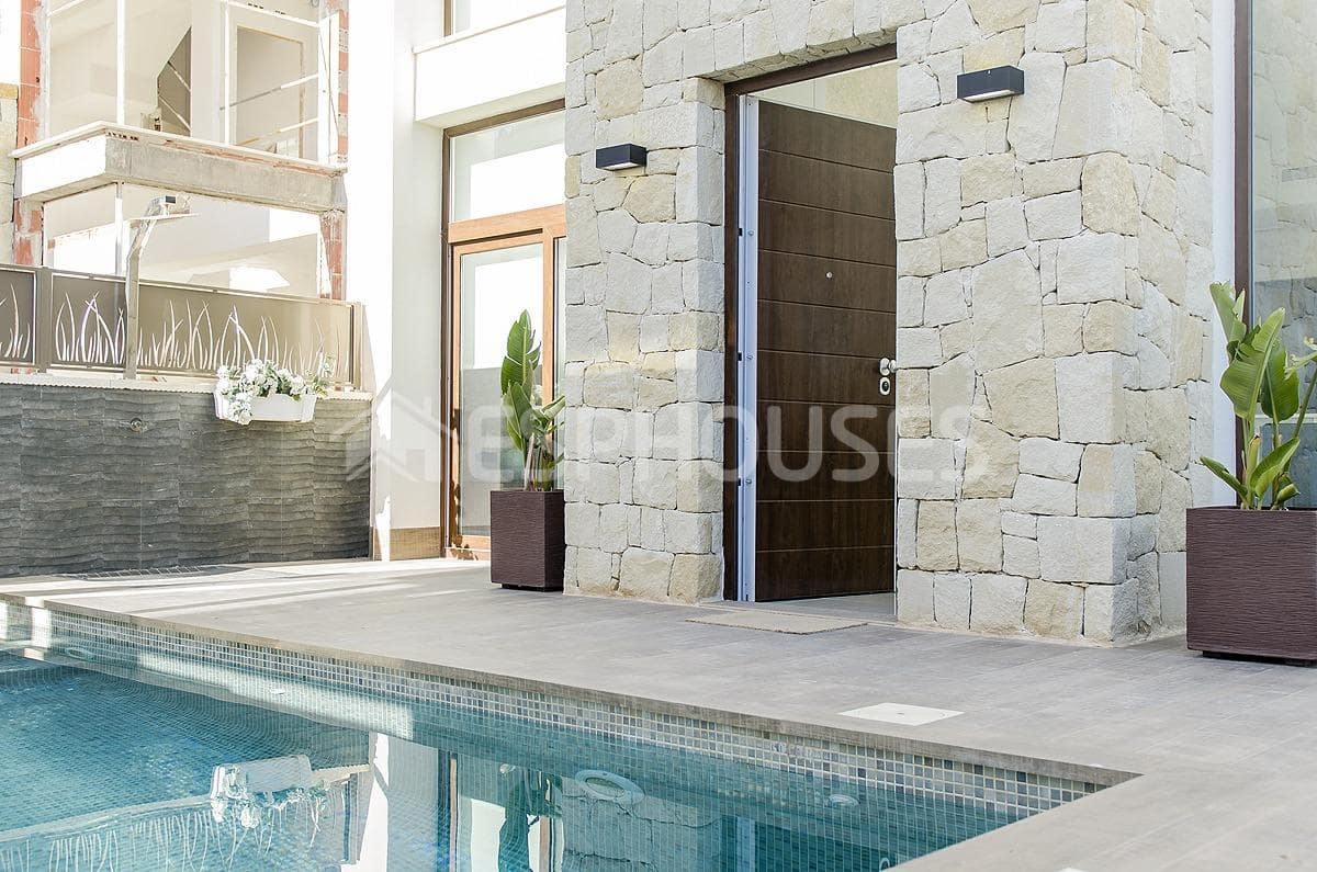 3 bedroom Villa for sale in Rojales with pool garage - € 579,000 (Ref: 9445420)