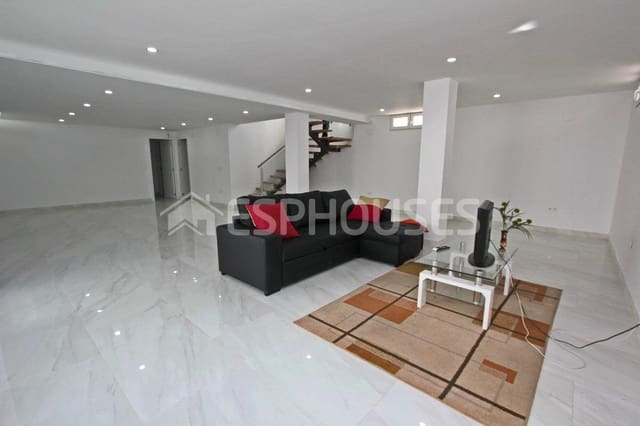 4 makuuhuone Huvila myytävänä paikassa Coloma  , La Nucia mukana uima-altaan 
autotalli - 620 000 € (Ref: 9445424)