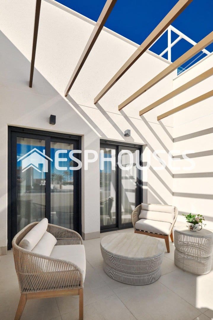 2 soverom Bungalow til salgs i Torrevieja med svømmebasseng garasje - € 380 000 (Ref: 9812360)