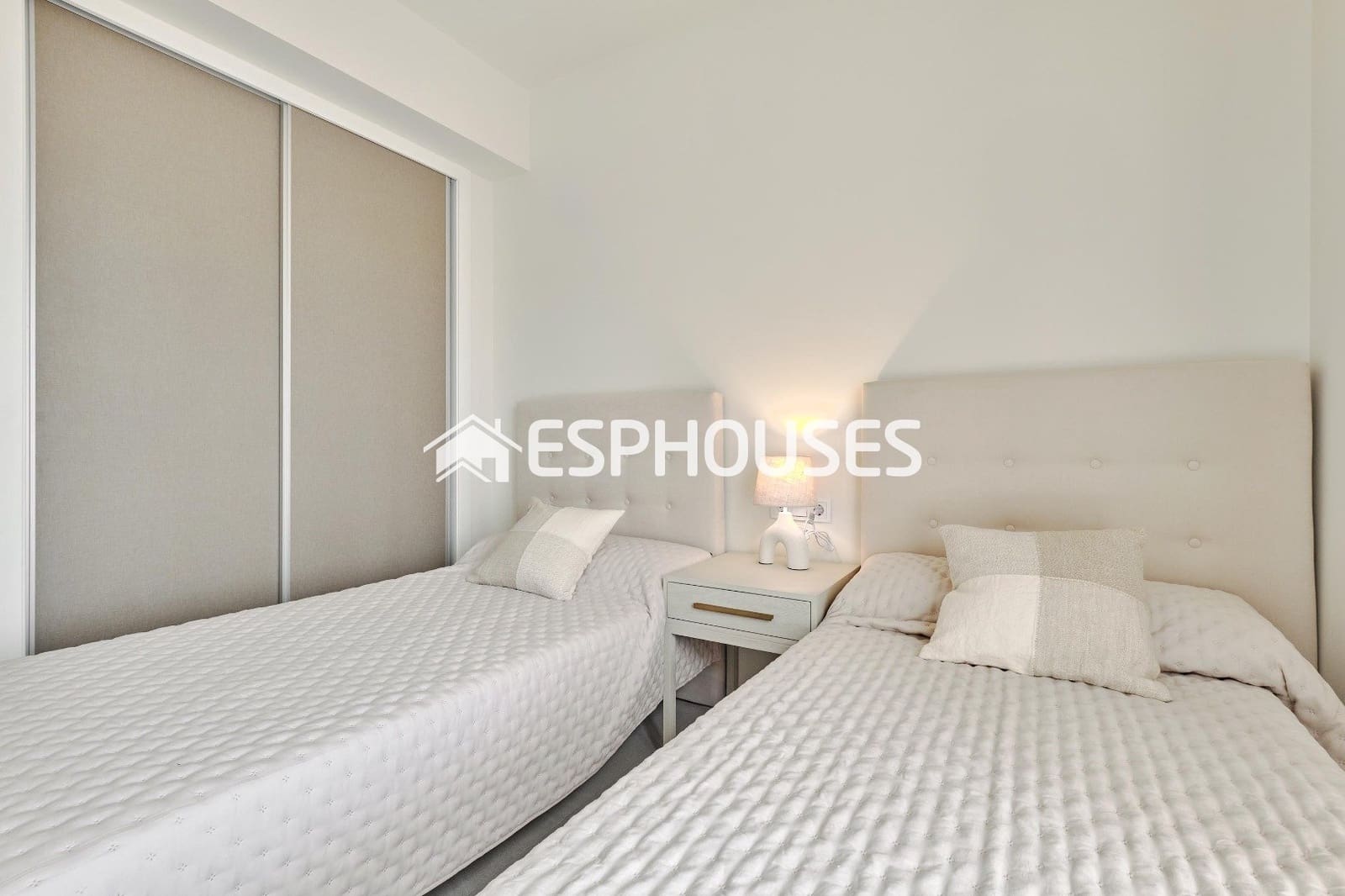 2 soverom Bungalow til salgs i Torrevieja med svømmebasseng garasje - € 380 000 (Ref: 9812360)