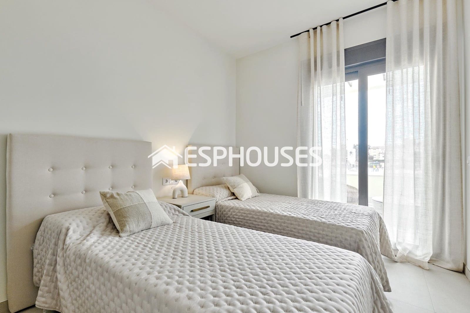 2 soverom Bungalow til salgs i Torrevieja med svømmebasseng garasje - € 380 000 (Ref: 9812360)