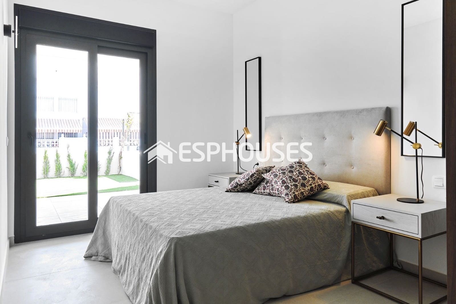 2 soverom Bungalow til salgs i Torrevieja med svømmebasseng garasje - € 380 000 (Ref: 9812367)