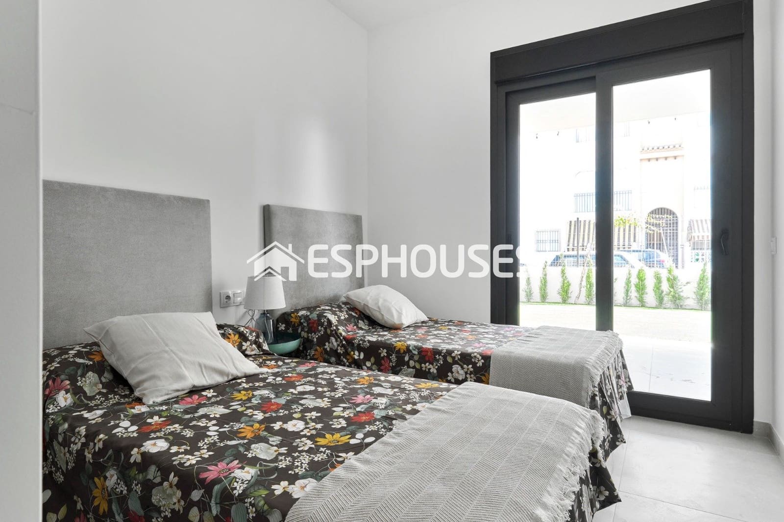 2 soverom Bungalow til salgs i Torrevieja med svømmebasseng garasje - € 380 000 (Ref: 9812367)
