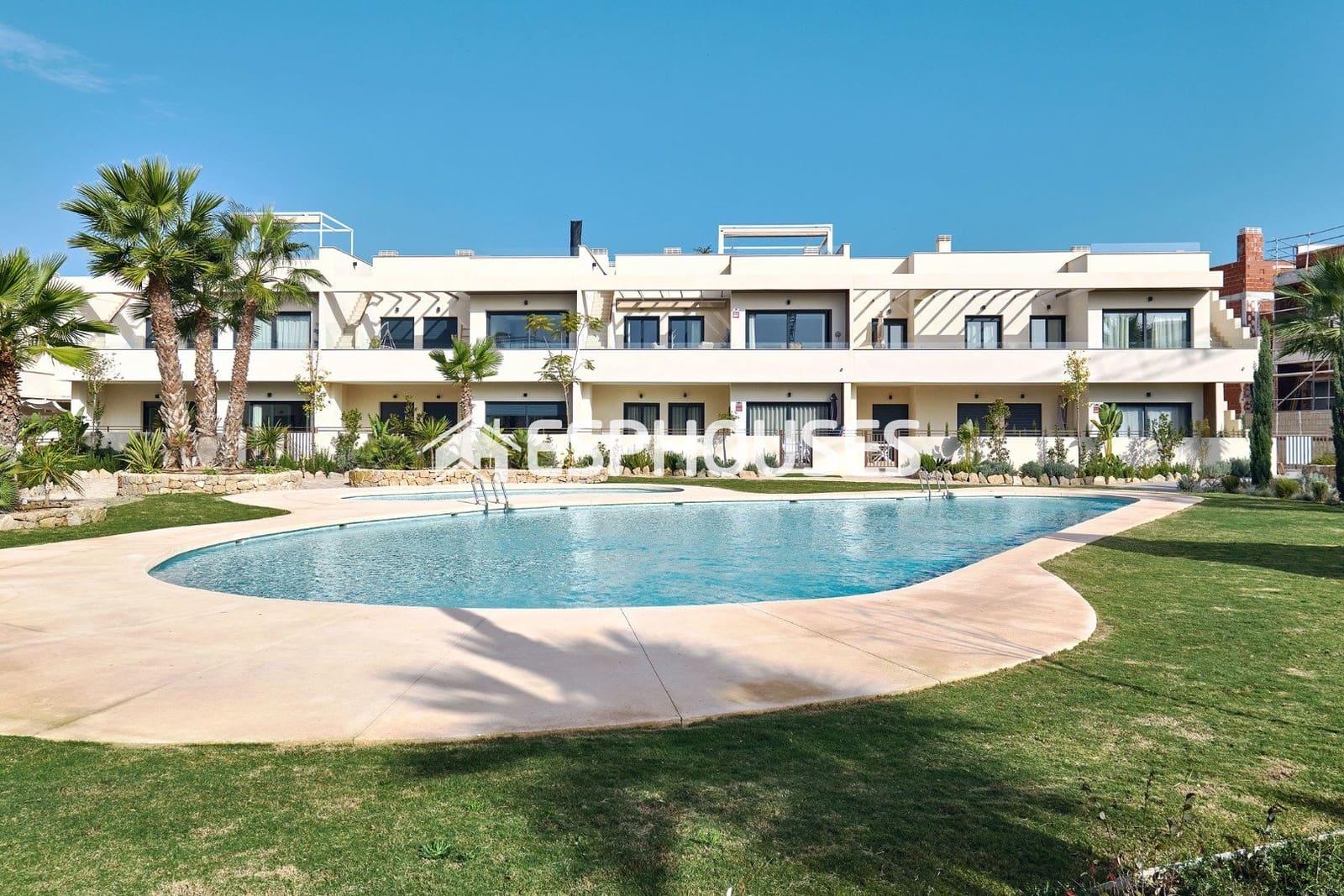 2 soverom Bungalow til salgs i Torrevieja med svømmebasseng garasje - € 380 000 (Ref: 9812367)
