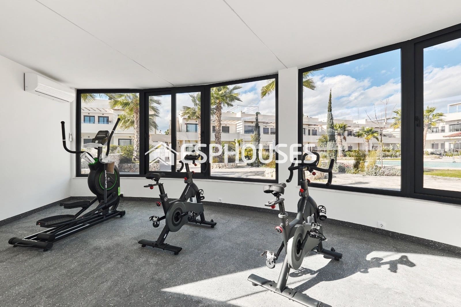 2 soverom Bungalow til salgs i Torrevieja med svømmebasseng garasje - € 380 000 (Ref: 9812367)