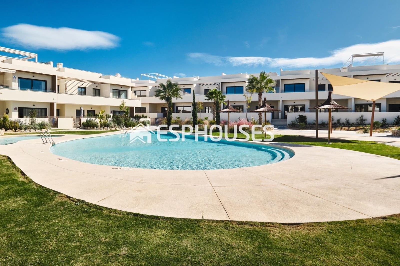 2 soverom Bungalow til salgs i Torrevieja med svømmebasseng garasje - € 380 000 (Ref: 9812367)