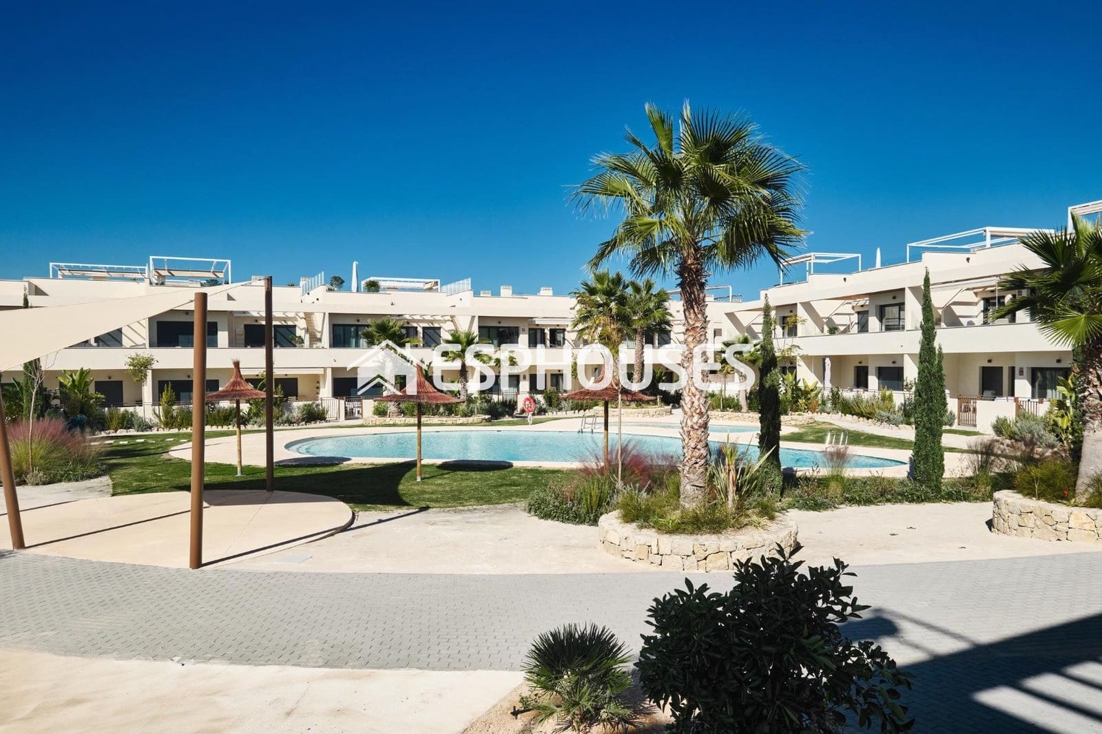 2 soverom Bungalow til salgs i Torrevieja med svømmebasseng garasje - € 380 000 (Ref: 9812367)