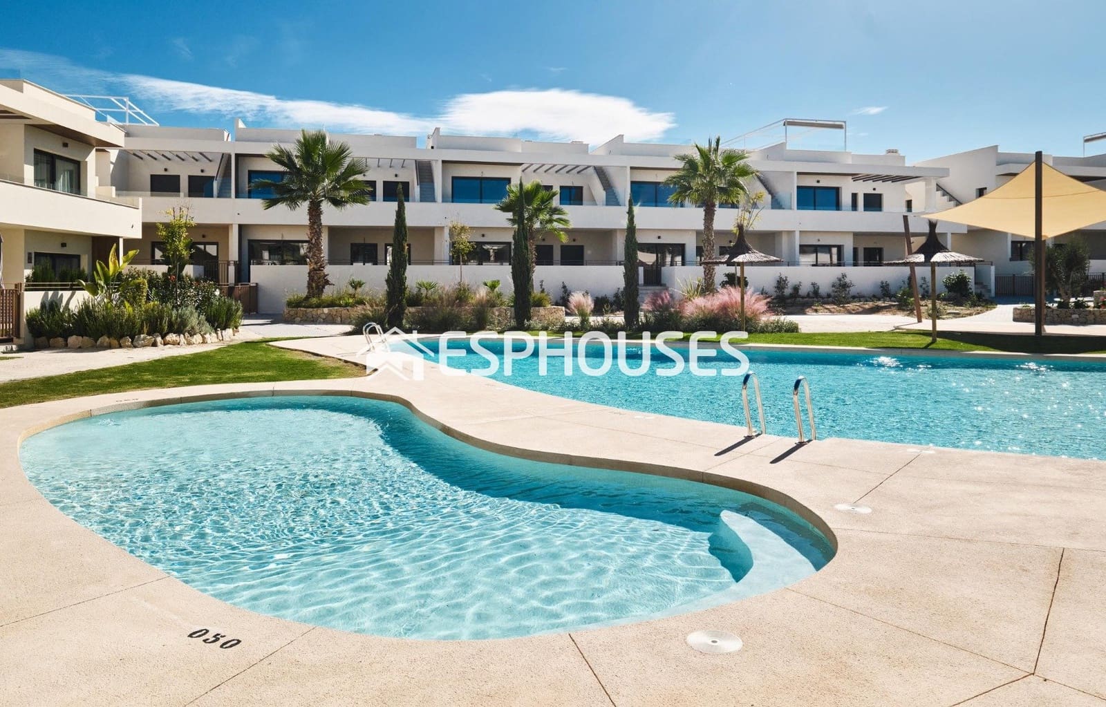 2 soverom Bungalow til salgs i Torrevieja med svømmebasseng garasje - € 380 000 (Ref: 9812367)