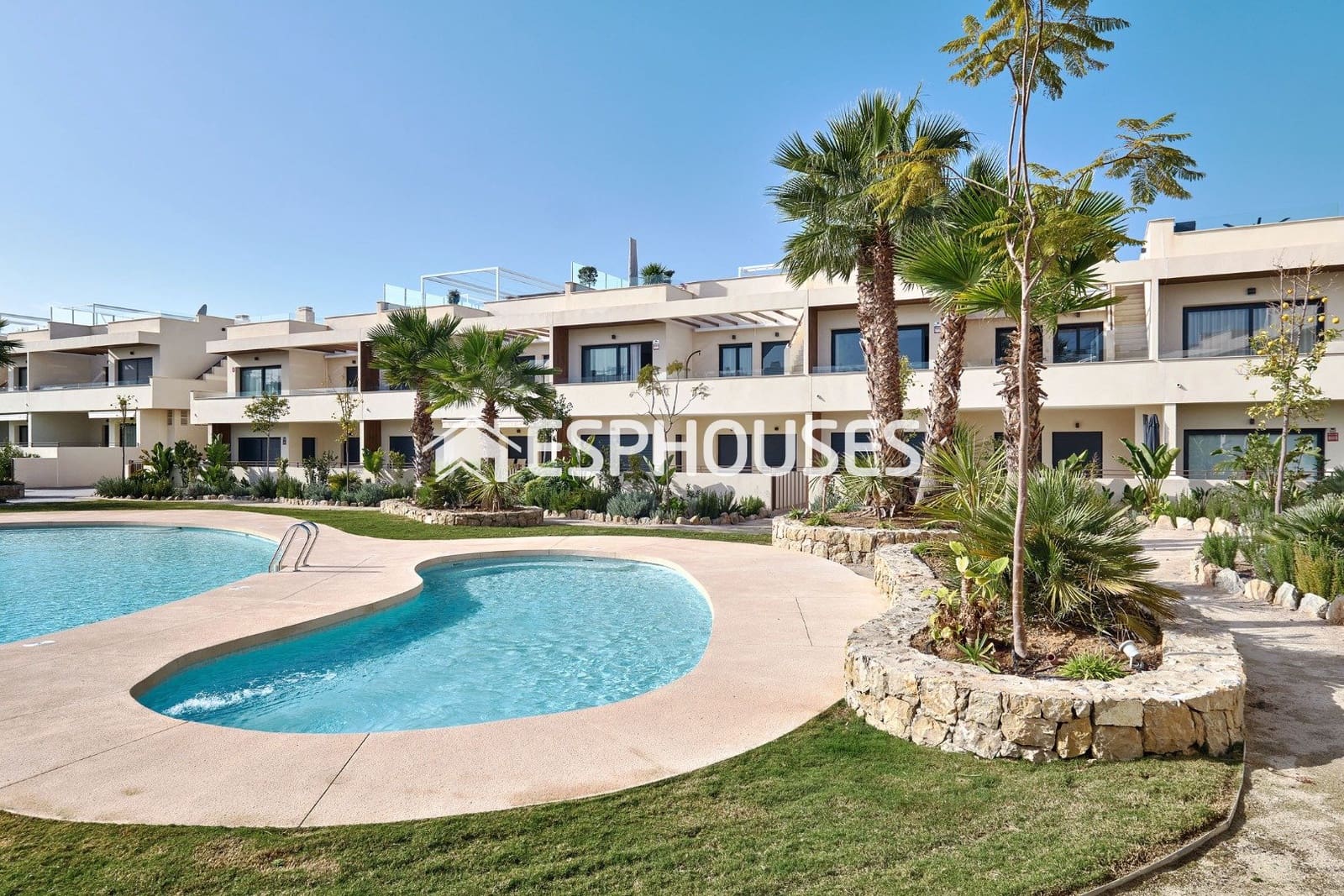 2 soverom Bungalow til salgs i Torrevieja med svømmebasseng garasje - € 380 000 (Ref: 9812367)