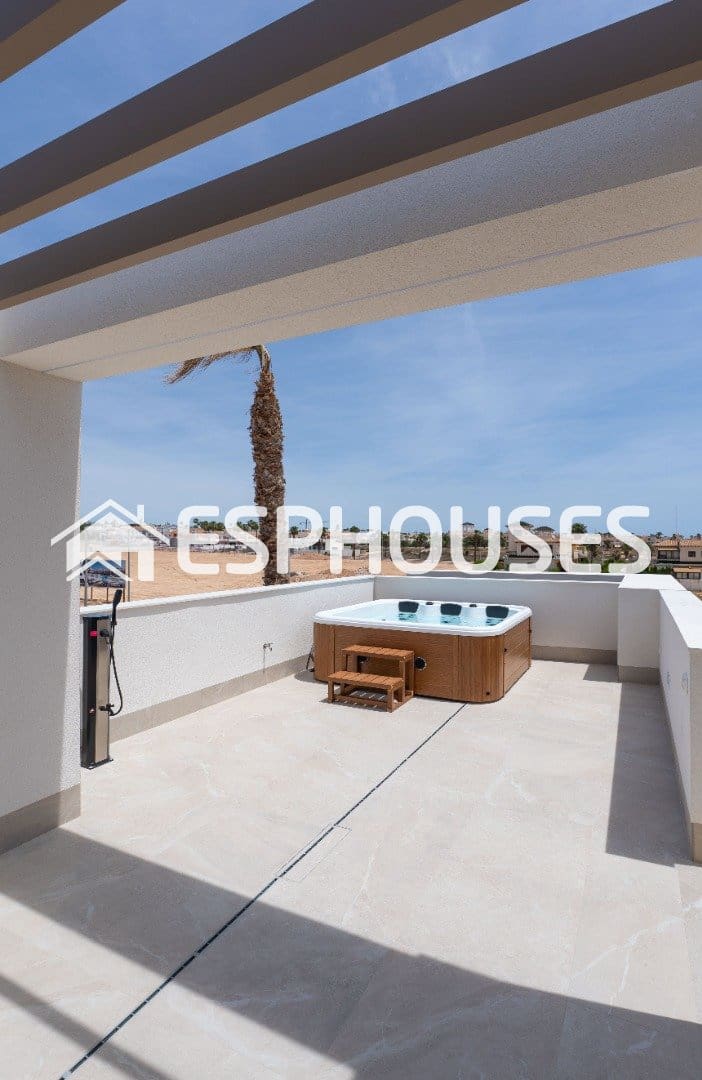 3 bedroom Apartment for sale in Los Alcazares with pool - € 465,000 (Ref: 9846743)